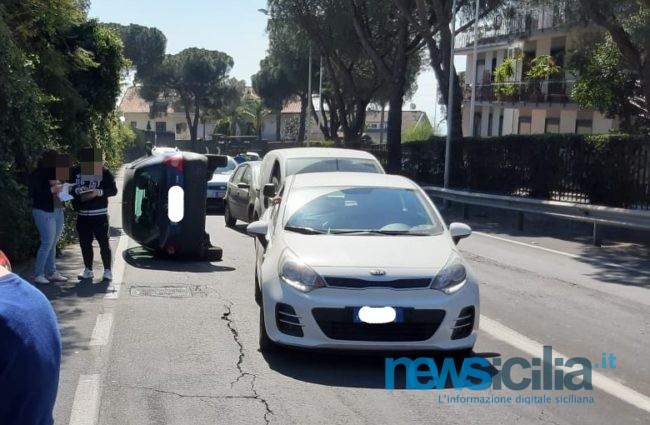 Incidente nel Catanese, auto si ribalta: ambulanza sul posto e traffico rallentato – FOTO