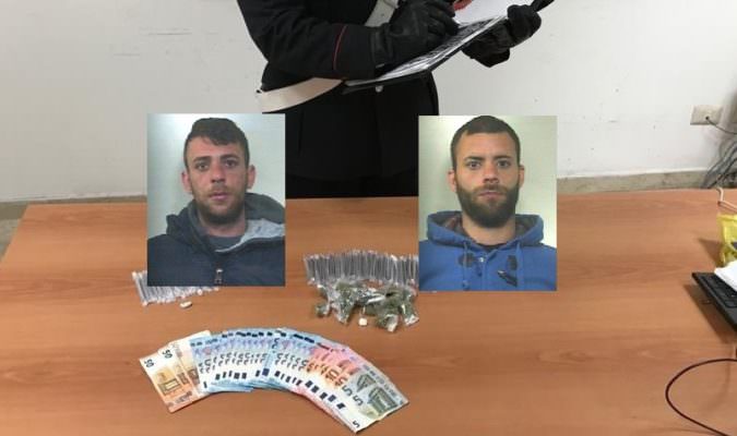 Pusher sorpresi a spacciare: più di 500 euro tra marijuana, cocaina e hashish