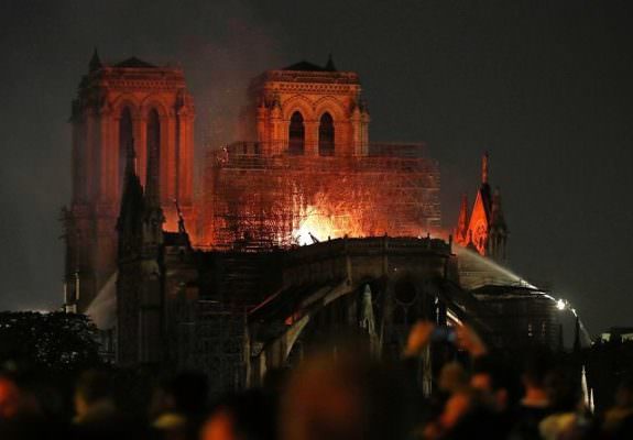 Notre-Dame, inizia la conta dei danni: bilancio negativo, grave uno dei pompieri