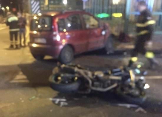 Violento impatto a Gravina: moto contro auto, mezzi distrutti