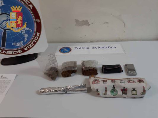 Paura e ansia a un controllo, 43enne insospettisce gli agenti: ritrovata droga in casa