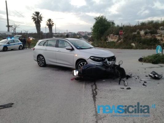 Auto di turisti contro moto: centauro corre in ospedale. È in prognosi riservata