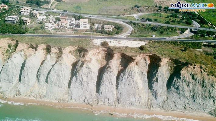 Erosione della costa mette a rischio statale 640, Mareamico: “Nessuna manutenzione luoghi” – VIDEO