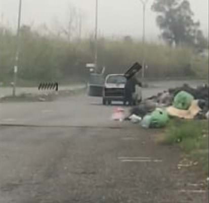 Strade come discariche, cittadini incivili nel Catanese: fioccano le multe