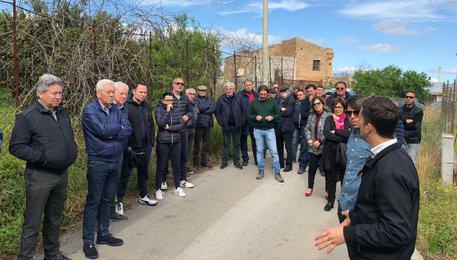 Tensione a Palermo per trasferimento rom, residenti di Ciaculli: “Non li vogliamo”