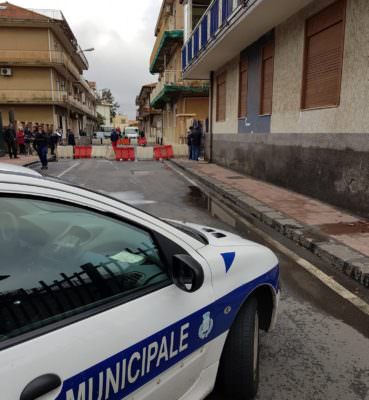 Rischio crollo in un palazzo nel Catanese: evacuate 6 famiglie