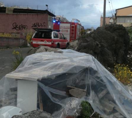 Catania, rifiuti prendono fuoco in via Aurelio Saffi: sospetta presenza di amianto