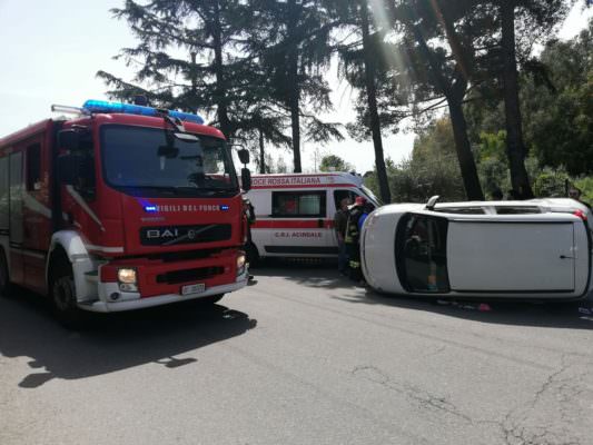 Incidente nel Catanese, auto sbatte contro marciapiede e si ribalta: donna finisce in ospedale