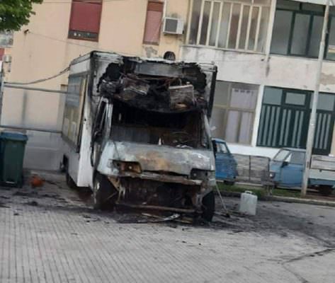 Incendi nella notte ai danni di due camion dei panini: forze dell’ordine orientate sulla pista dolosa