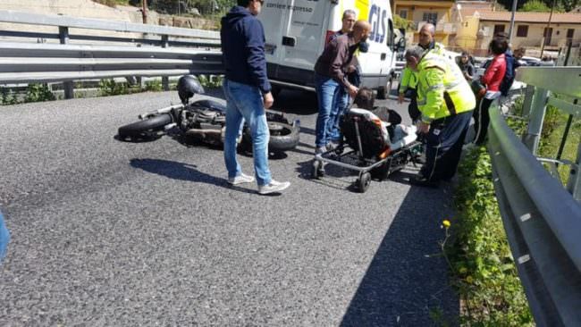 Gasolio a terra, due auto urtano e un centauro scivola a terra: paura allo svincolo di Boccetta – FOTO