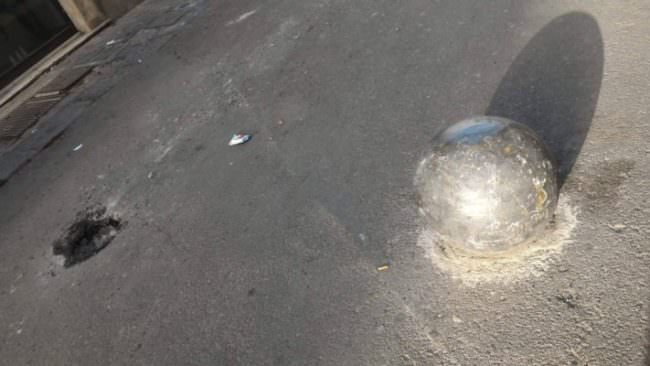 Catania, incuria a piazza Università: rotta una sfera dell’area pedonale e gettata una sigaretta nella fossa