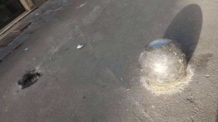 Catania, incuria a piazza Università: rotta una sfera dell’area pedonale e gettata una sigaretta nella fossa