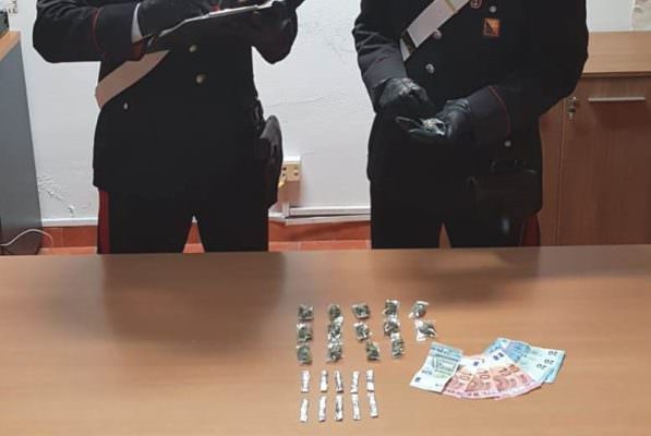 Pregiudicato beccato dai carabinieri: hashish, marijuana e denaro in casa