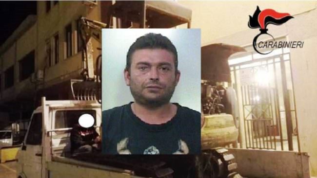 Ruba escavatore vicino alla Circumetnea e lo carica sul suo furgone: 44enne ai domiciliari