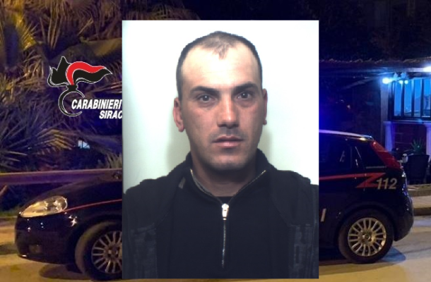 Importunava i passanti e tentava di aggredire i carabinieri: in manette un rumeno