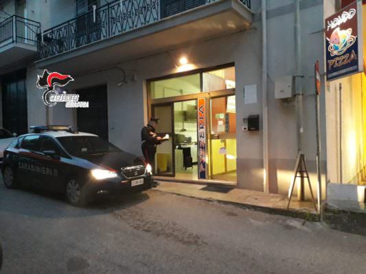 Paura in via Carnazza: sparano per avere le pizze gratis, denunciati padre e figlio