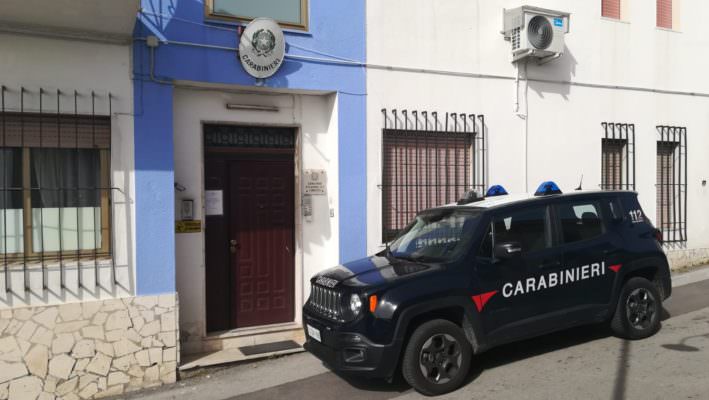 Ubriaco si allontana da casa con una pistola, i familiari chiamano i carabinieri: arrestato 49enne