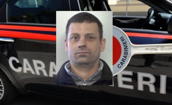 Calci e pugni per rapinare inermi vittime nel Catanese: arrestato 44enne