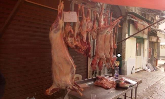 Circa 100 chili di carne in bancone esposto a polvere e insetti: sequestro al mercato