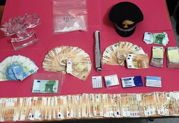 Cocaina per il bilancio del ristorante, oltre 27mila euro: arrestato 30enne nel Catanese