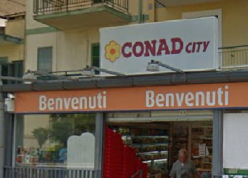 Rapina al Conad: pistola puntata addosso e fuga con oltre 10mila euro