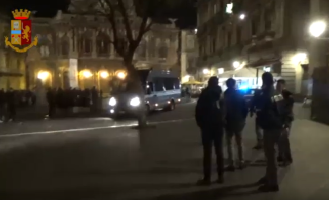 Catania, controlli in piazza Vincenzo Bellini: lite sedata sul nascere – VIDEO