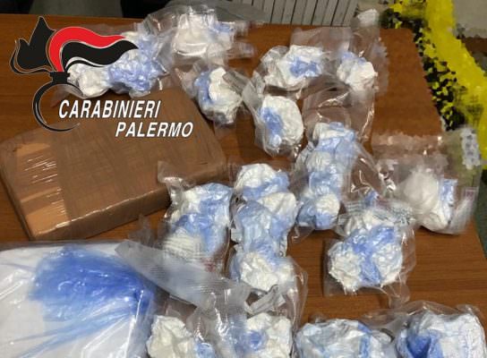 Oltre 4 chili di cocaina in casa: arrestato un ragazzo per spaccio