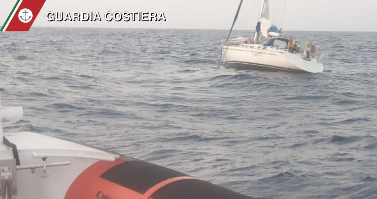Barca a vela in avaria a Catania, notte di angoscia per 3 persone a bordo