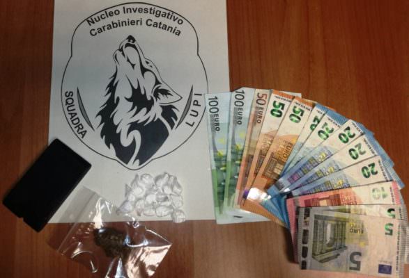 Catania, spacciava negli eventi da lui organizzati: “pr” 34enne arrestato in zona via Umberto