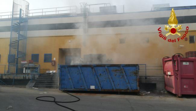 Incendio in centro commerciale nel Catanese: DETTAGLI e FOTO