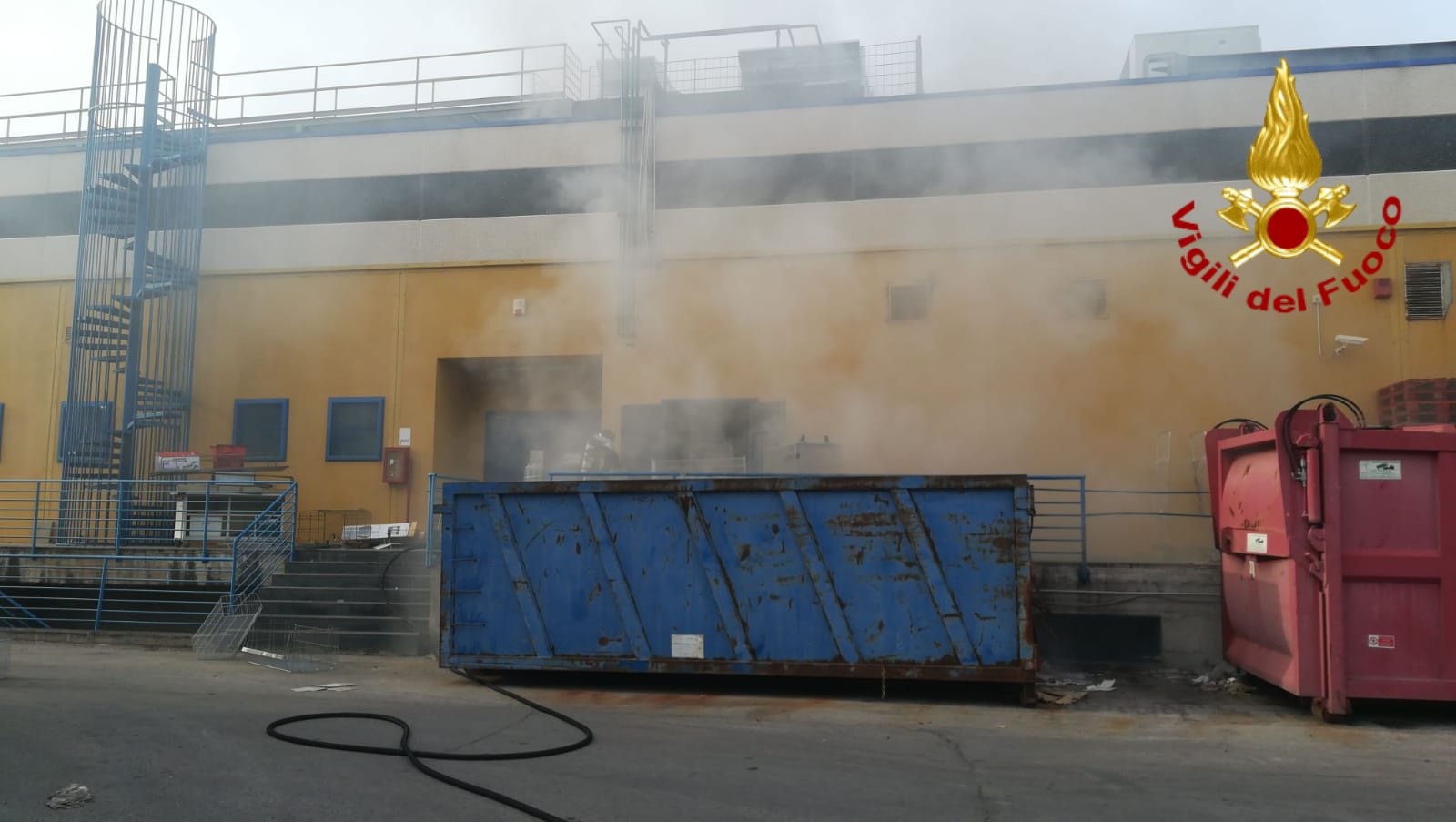Incendio in centro commerciale nel Catanese: DETTAGLI e FOTO