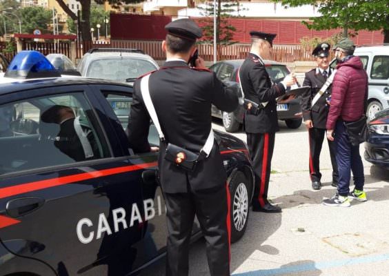 Tragedia in casa, anziana accusa malore e muore: sorella si rompe il femore per soccorrerla