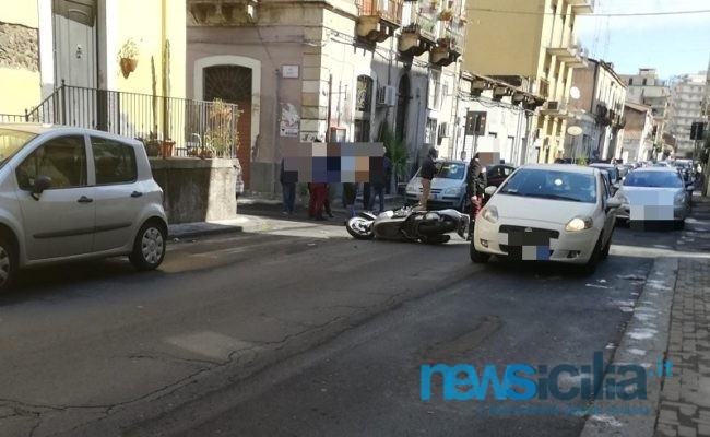 Catania, violento scontro auto-moto a Ognina: centauro ferito e traffico rallentato