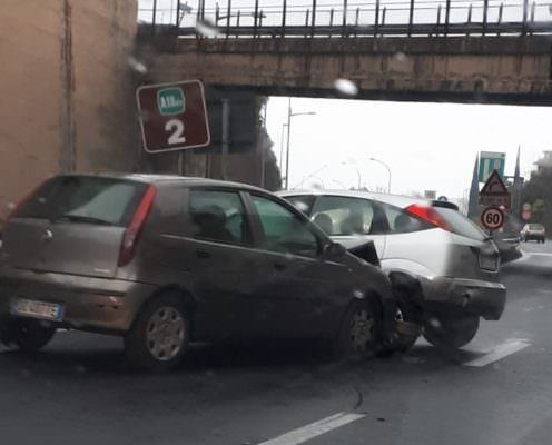 Incidente al viale Mediterraneo: tre feriti e lunghe code per Catania