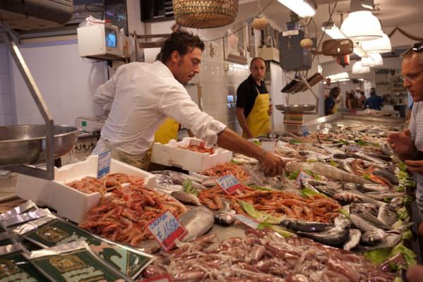 Palermo, novità dai mercati del pesce: scarico e commercio divisi tra notte e giorno e prenotazioni online
