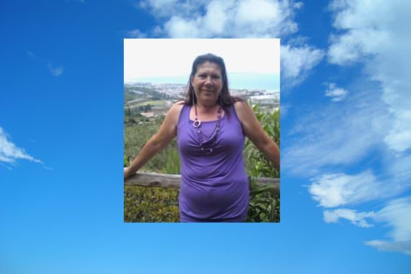 Commozione e lunghi applausi ai funerali di Vittoria Gatto: chiesa gremita per l’ultimo saluto alla 69enne