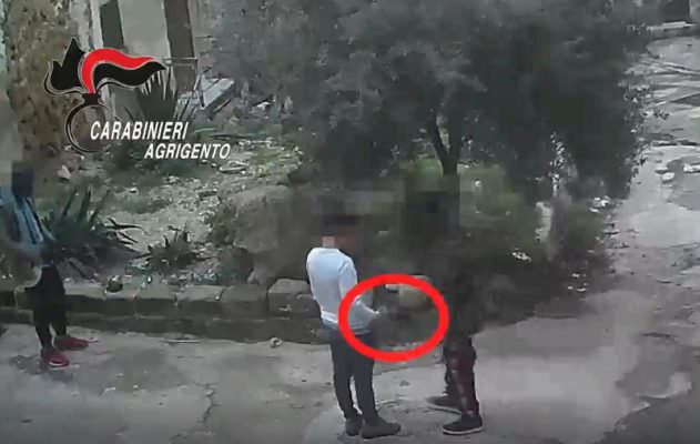 Droga e bottiglie di vetro in testa ai clienti: sgominata banda di stranieri – VIDEO