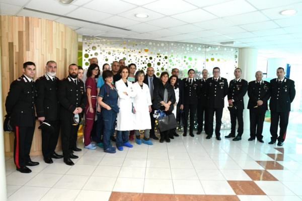 Carabinieri in visita ai piccoli pazienti del Policlinico di Catania: una Pasqua diversa dal solito