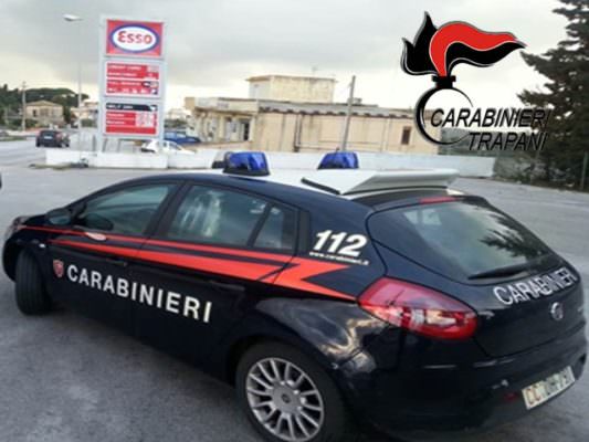 Irrompe in caserma e minaccia di morte i carabinieri: 52enne ferito da colpo di pistola e arrestato