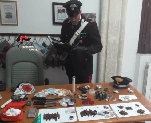 Cocaina in pietra, hashish, coltelli e cartucce: arrestato 21enne