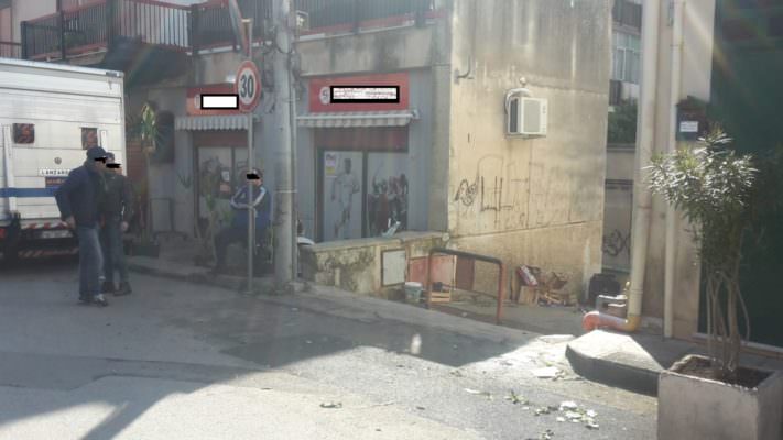 Lotta all’abusivismo: sequestrati 500 chili di frutta e multati posteggiatori abusivi