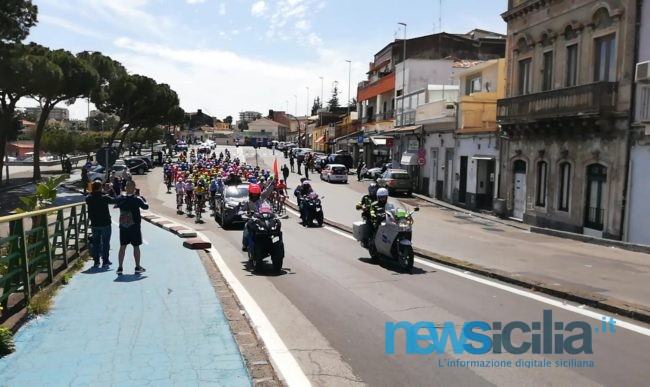 Giro di Sicilia, la prima tappa Catania-Milazzo: entusiasmo e allegria al lungomare etneo – FOTO e VIDEO