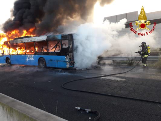 Paura nel Catanese, autobus in fiamme: intervento dei vigili del fuoco