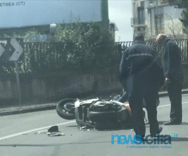 Catania, scontro auto-scooter in zona circonvallazione: detriti a terra e vigili urbani sul posto