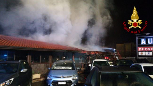 Incendio in un autosalone nel Catanese: paura nella notte – FOTO e DETTAGLI