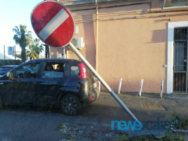“Scusi, chi ha fatto palo?”, l’odissea del catanese tra segnaletica e cartelli pericolanti – FOTO