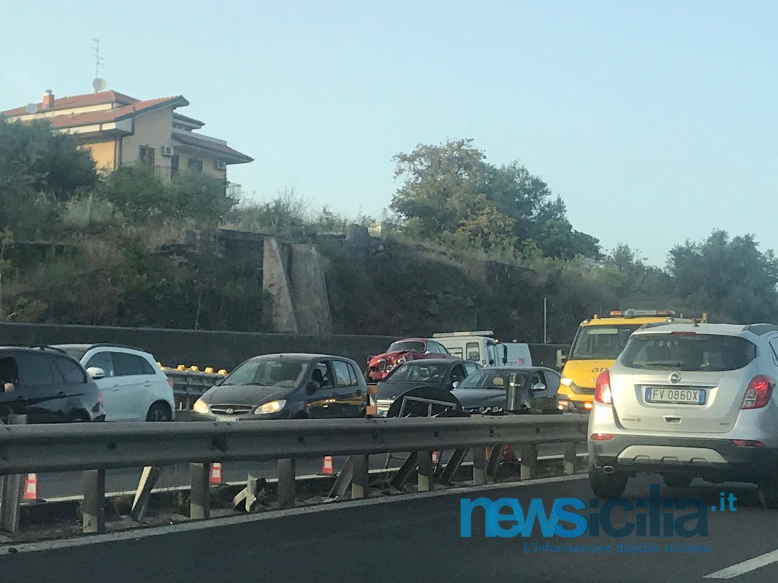 Incidente al viale Mediterraneo, un ferito grave al Cannizzaro. Le FOTO dello scontro