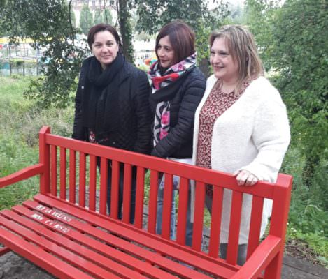 Femminicidio, Vera Squatrito e Giovanna Zizzo inaugurano panchina rossa: “Per la violenza non c’è posto”