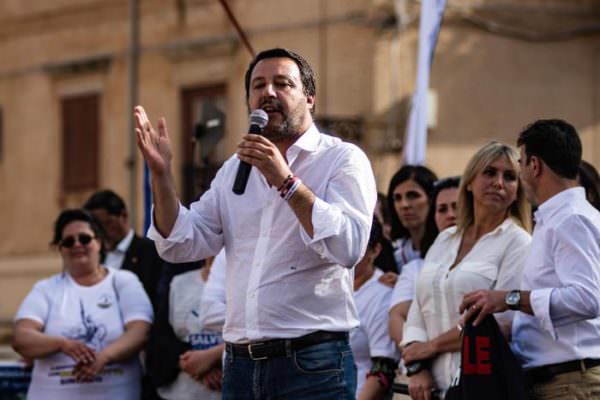 Salvini in Sicilia, contestazioni durante comizio a Caltanissetta: “I comunisti vanno abbracciati come i panda”