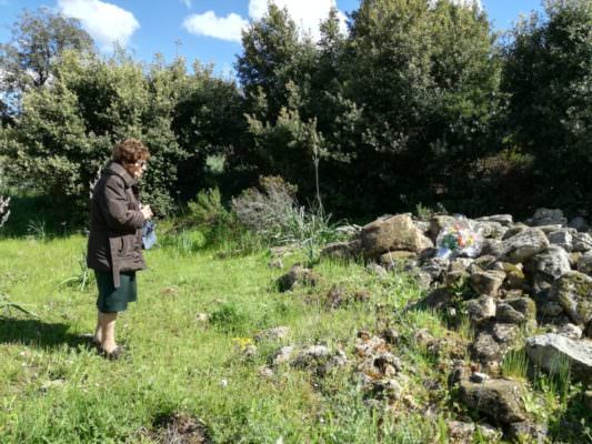 L’amore oltre la morte: dopo 57 anni depone i fiori dove morì il fidanzato siciliano